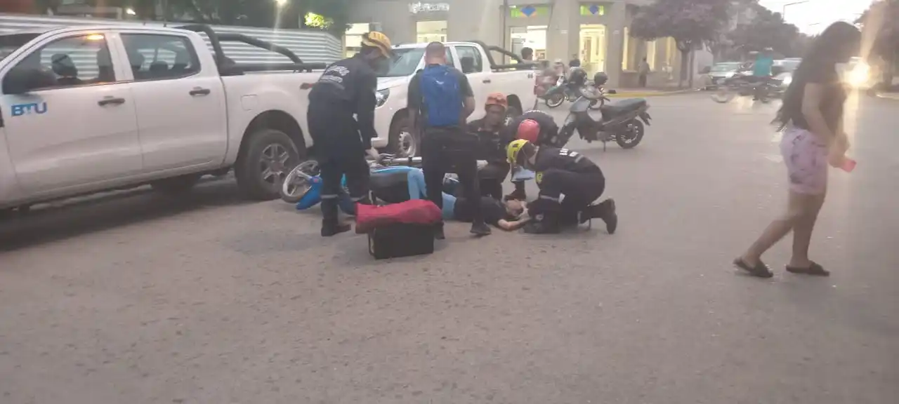 Accidente en Castelli y Mitre donde una motociclista terminó chocando contra una camioneta estacionada. Crédito: Bomberos de Venado Tuerto.