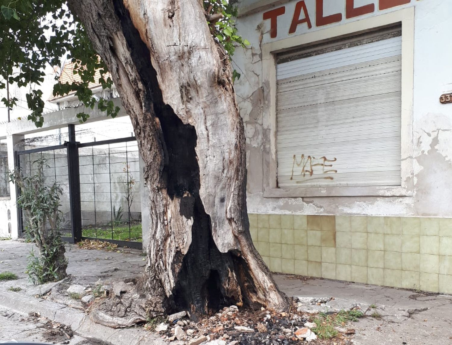 Hizo un asado en la vereda y provocó un incendio