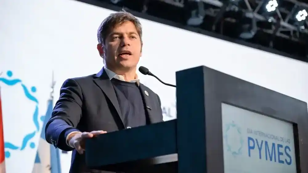 El gobernador Axel Kicillof ante empresarios pymes.