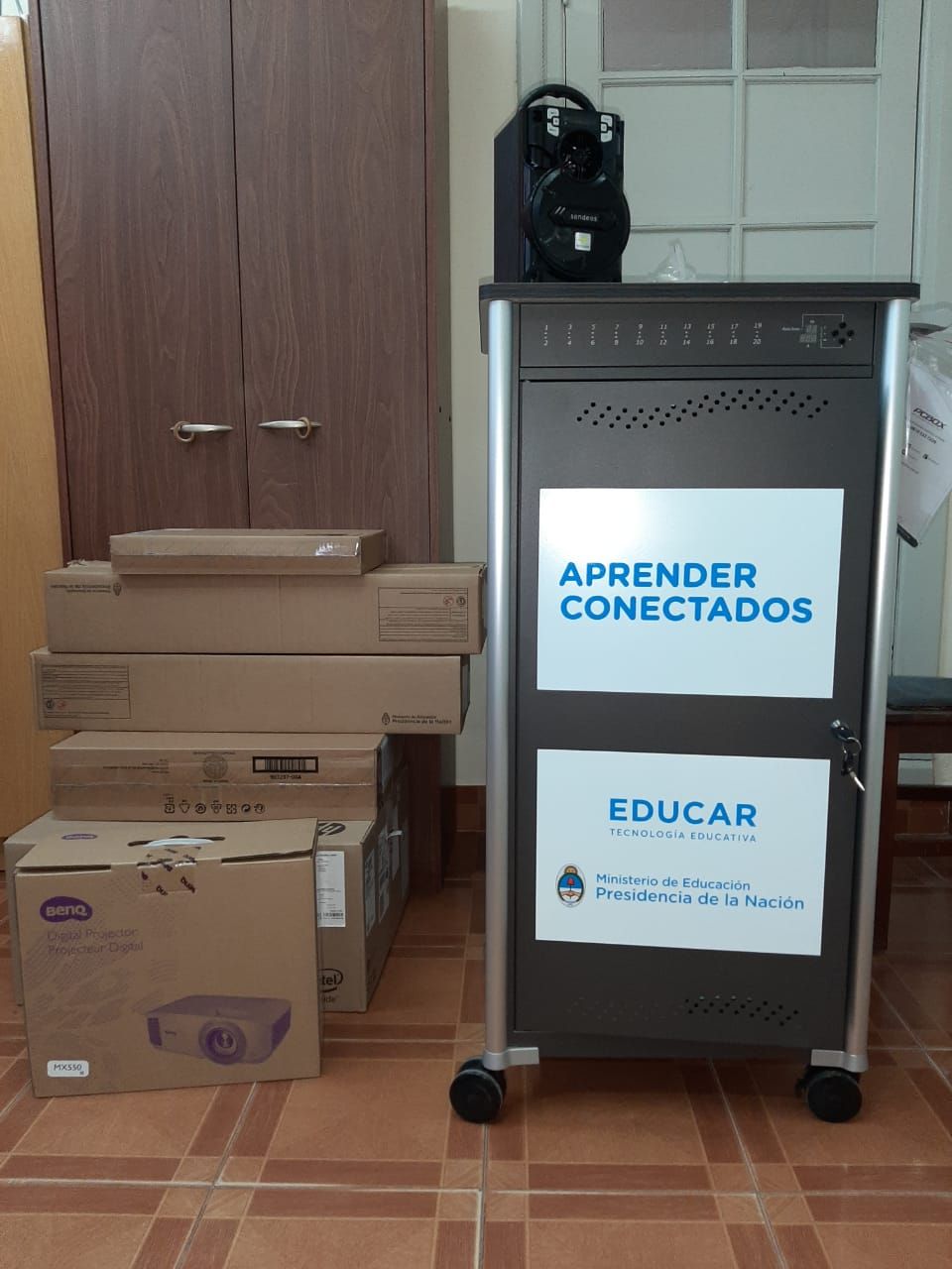 Crespo: Llegaron los kits de educación digital y robótica