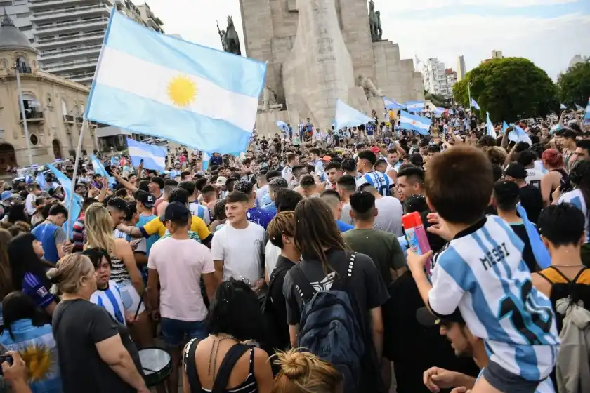 Los rosarinos festejaron la clasificación de la Selección Argentina en el Monumento