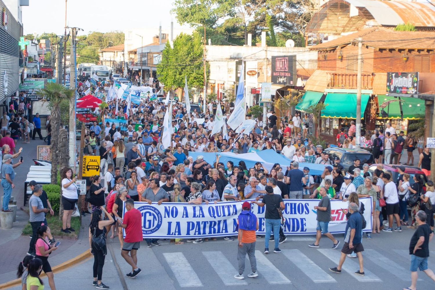 Gustavo Barrera de Villa Gesell acompañó a vecinos que marcharon contra las reformas de Milei: “La patria no se vende”