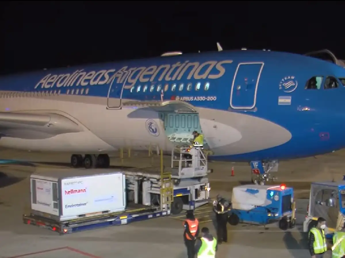 Llegó otro vuelo de Aerolíneas con más de 760 mil dosis de Sinopharm