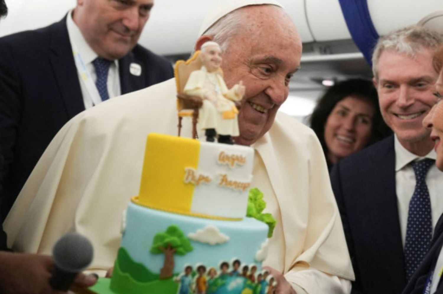 El Papa Francisco con una torta