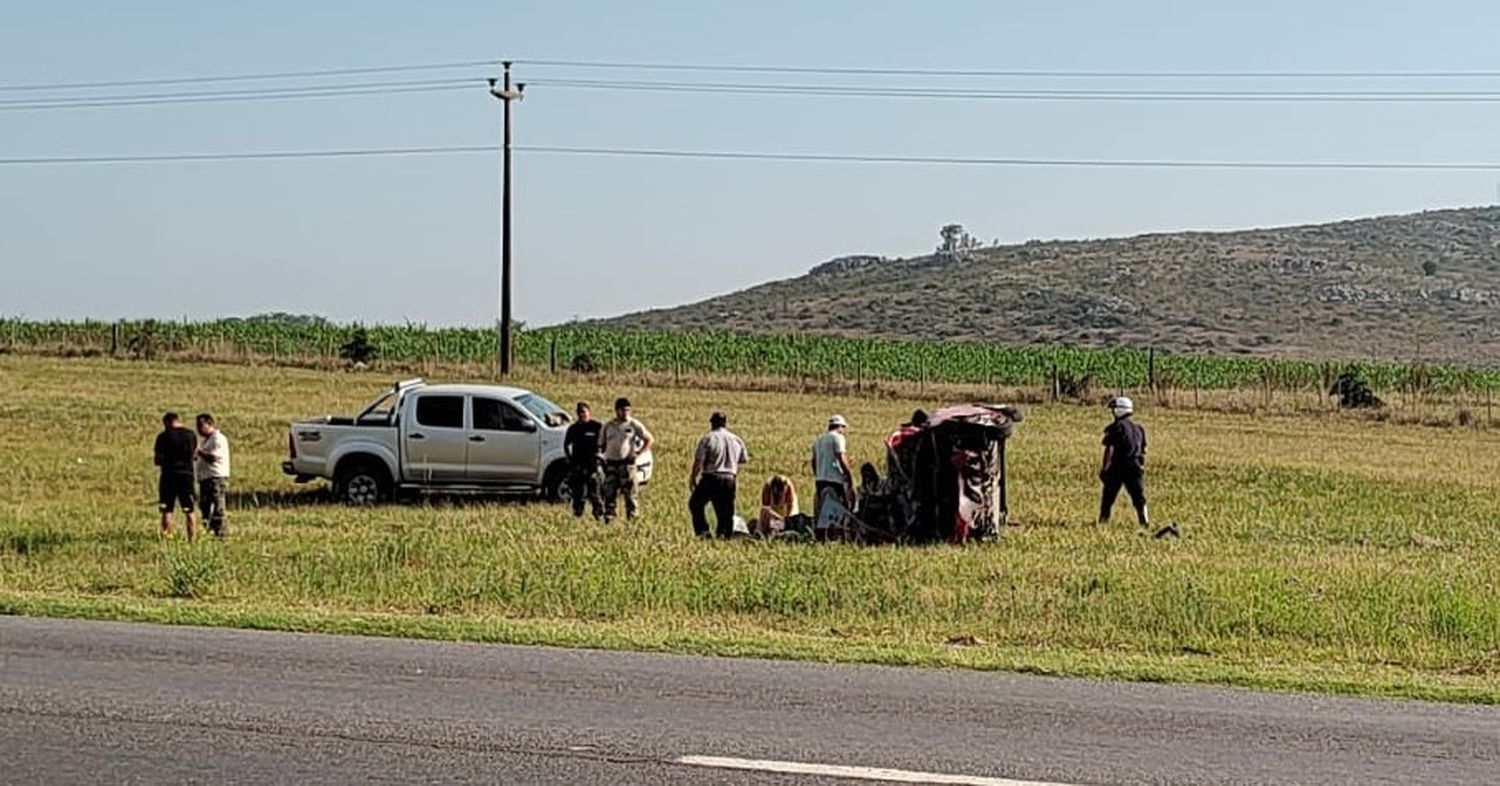 El auto volcó y terminó sobre la banquina.