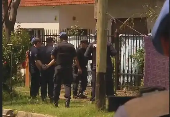 Apuñaló a su ex en Ituzaingó, se quiso suicidar y fue detenido por los vecinos