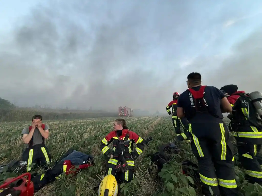 El siniestro se inició a las 16.47 del viernes y demandó seis horas de trabajo para poder combatirlo. Crédito: Gentileza.