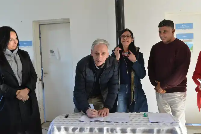 El intendente Gastón firma convenios provinciales para el Programa Envión y el hogar Pre Egreso