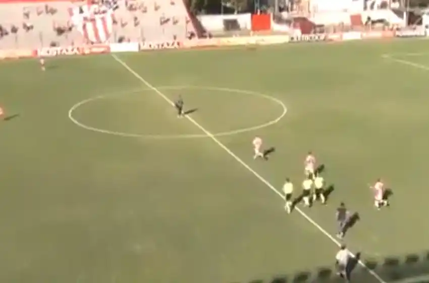 El increíble error de una hinchada del ascenso que despertó la furia de un plateista