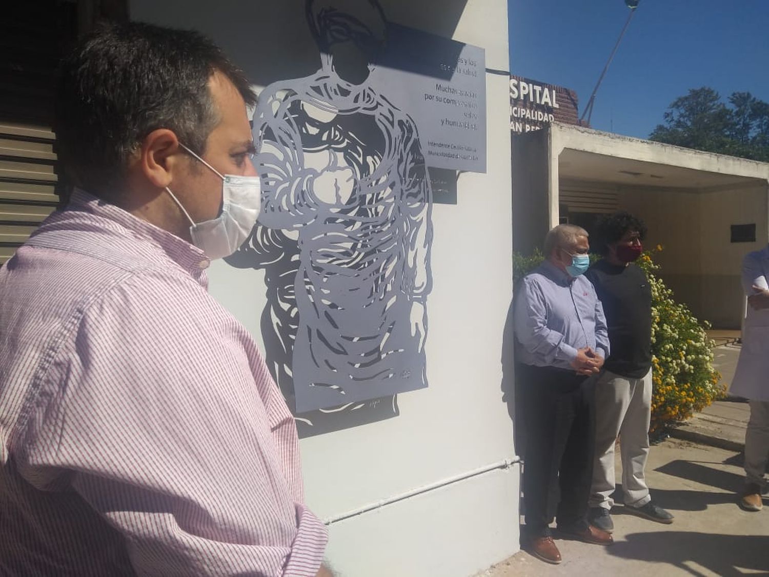 Homenajearon al personal de salud con una obra de “Coqui” López en el Hospital