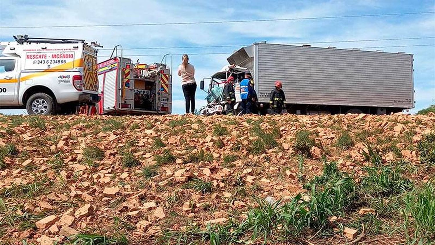 Dos camiones chocaron en Ruta 12: rescataron a un hombre de la cabina