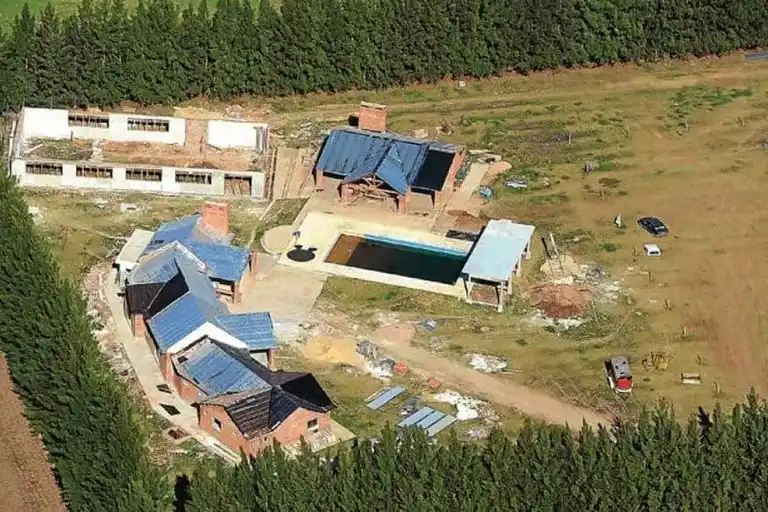 Una de las propiedades incautadas a Los Monos cuando era construida, años atrás.