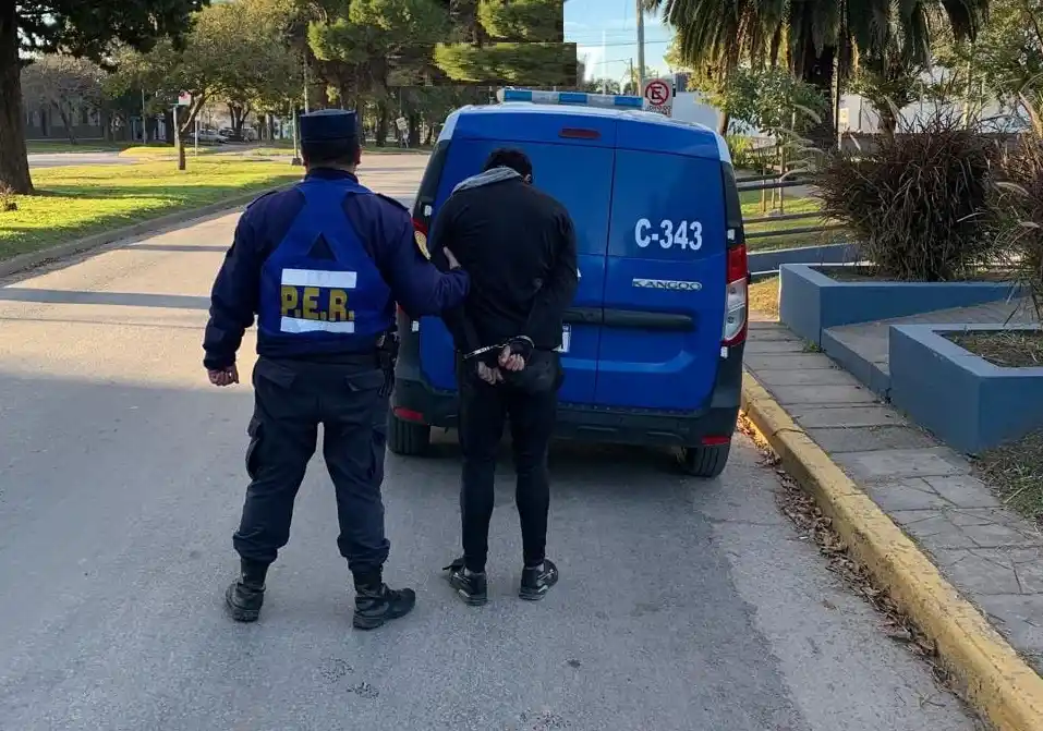 Intento de hurto, resistencia a la autoridad y lesiones a un oficial policial en Crespo
