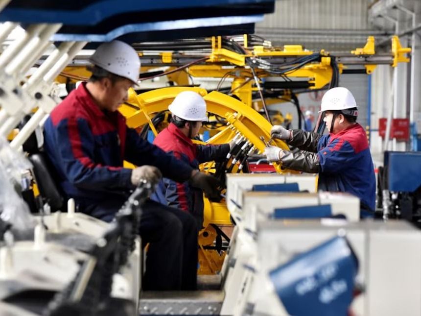 Economía china: la producción industrial y del consumo registraron sus niveles más bajos en casi un año