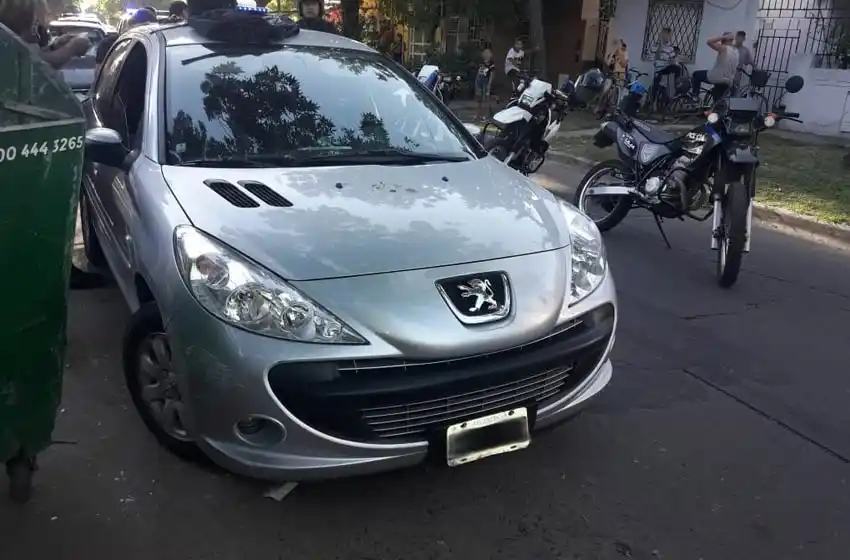 Robó un auto, lo chocó contra un contenedor y lo detuvieron