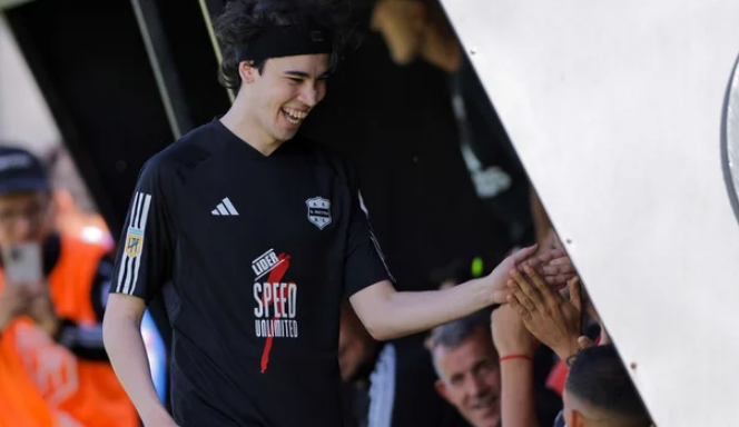 Deportivo Riestra lanzó un comunicado disculpándose por la inclusión del influencer “Spreen” ante Vélez