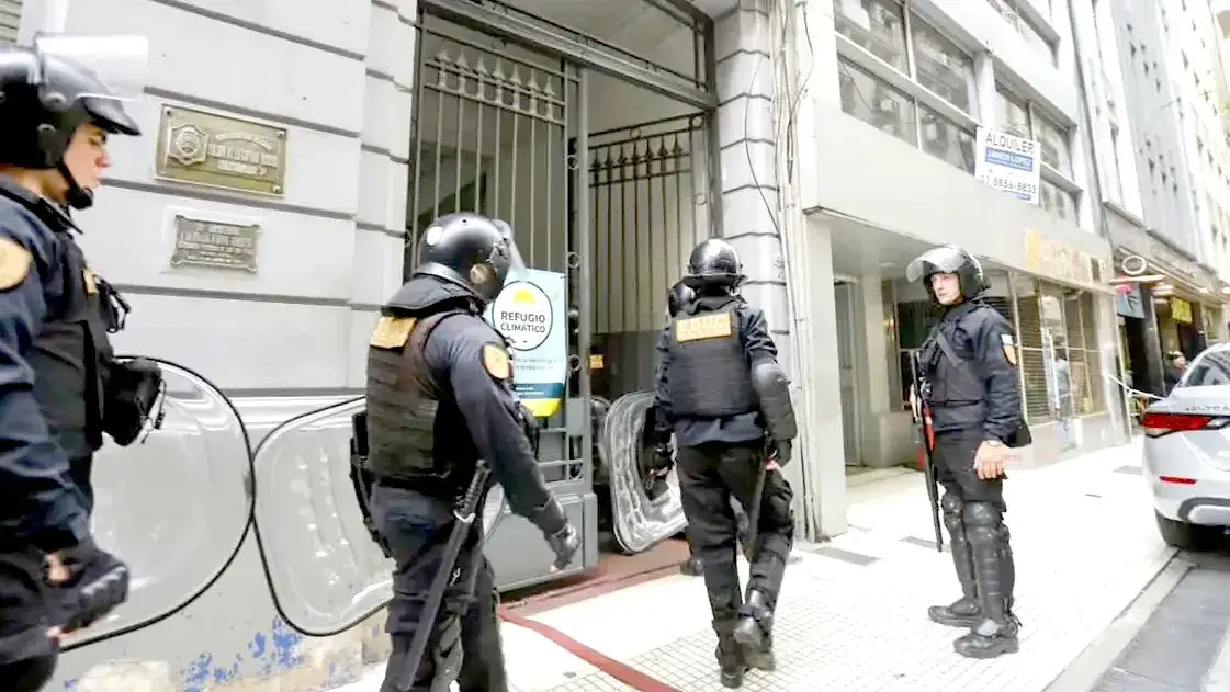 Tensión en una comisaría porteña: los presos tienen a un policía de rehén