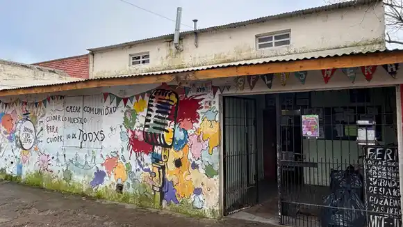 Robaron ropa y alimentos de una sociedad de fomento en el barrio Las Heras