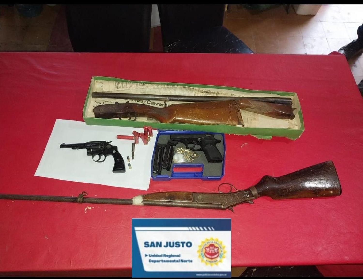 Las armas halladas en la vivienda del hombre acusado de violencia familiar.