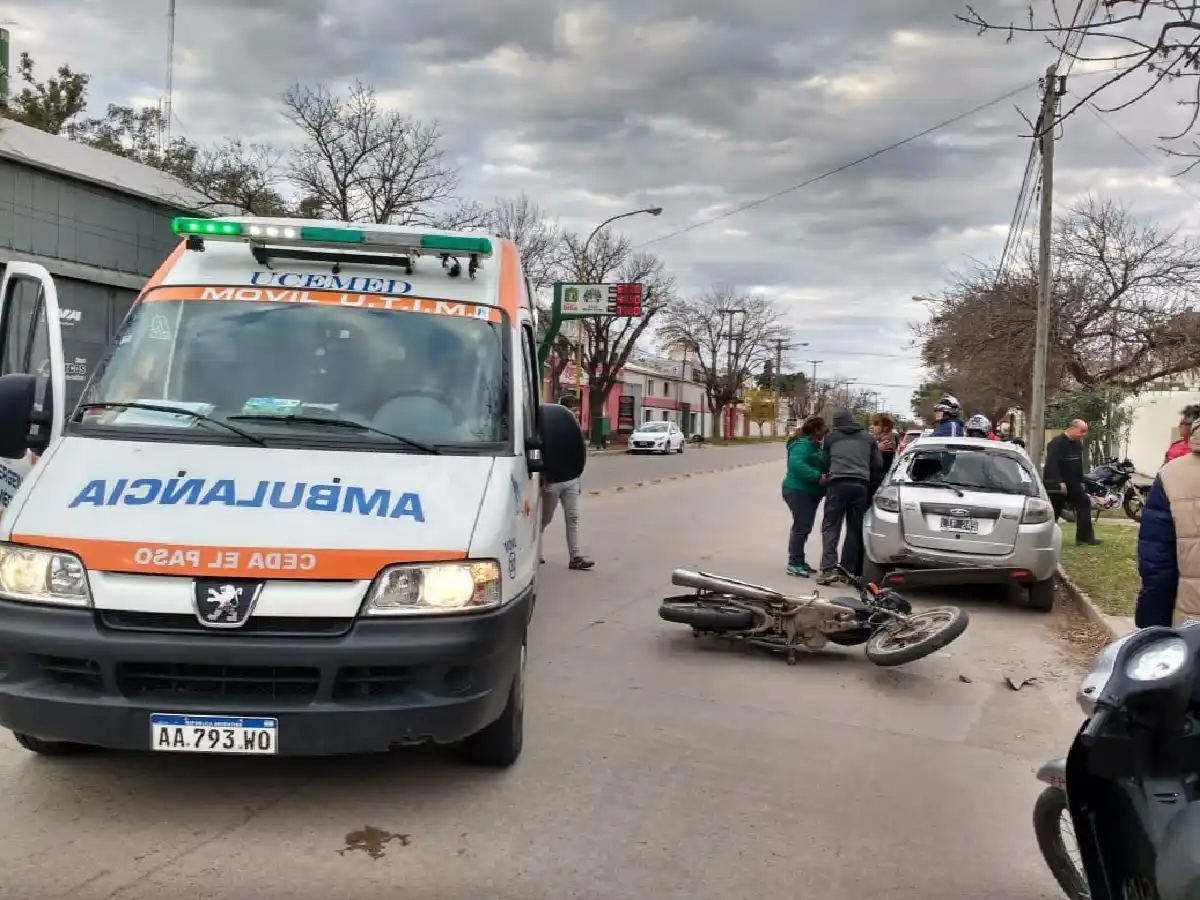 Motociclista chocó auto estacionado: niño de 8 años sufrió lesiones