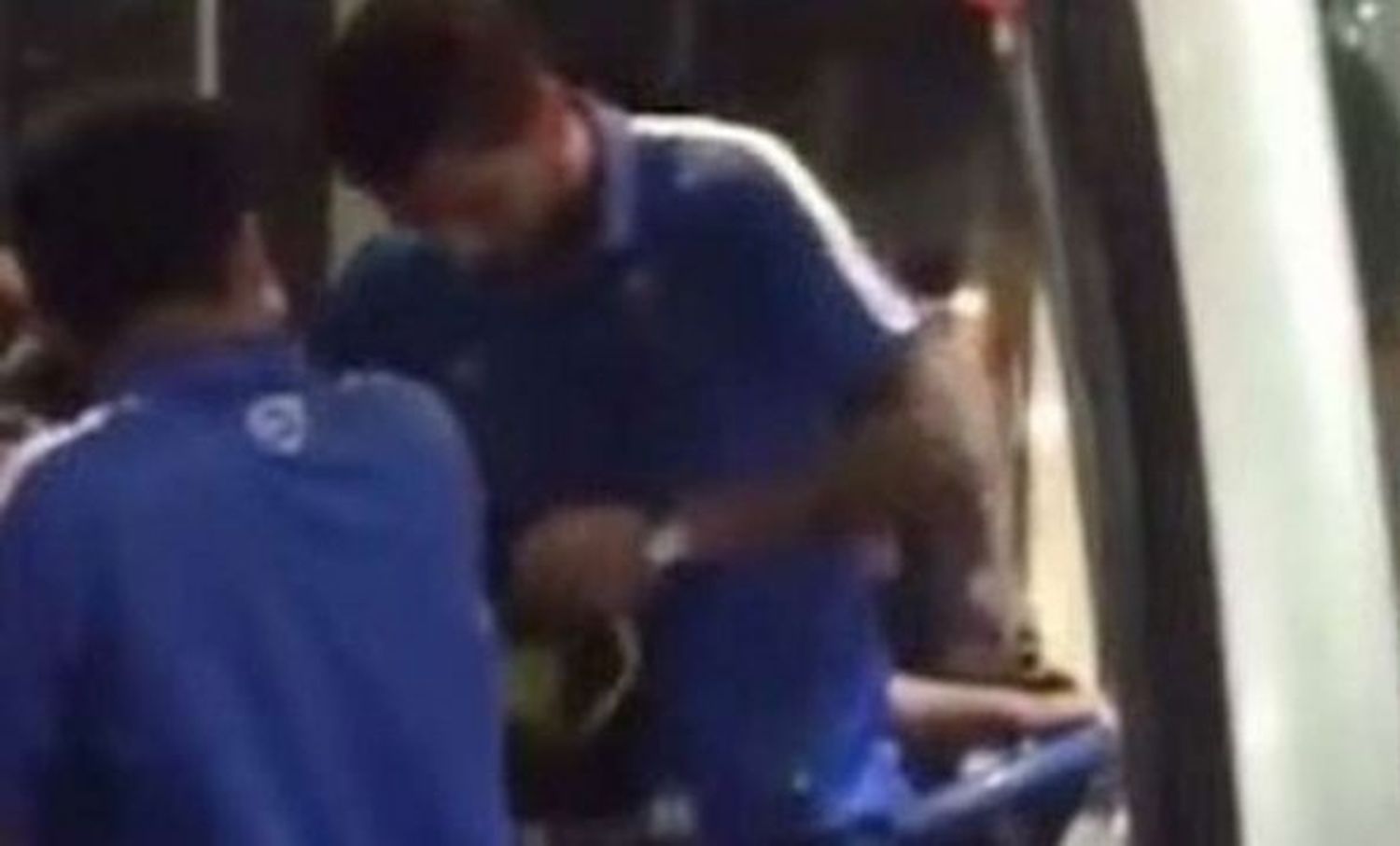 Polémica: el hijo de Ramón Díaz rompió una camiseta de Boca