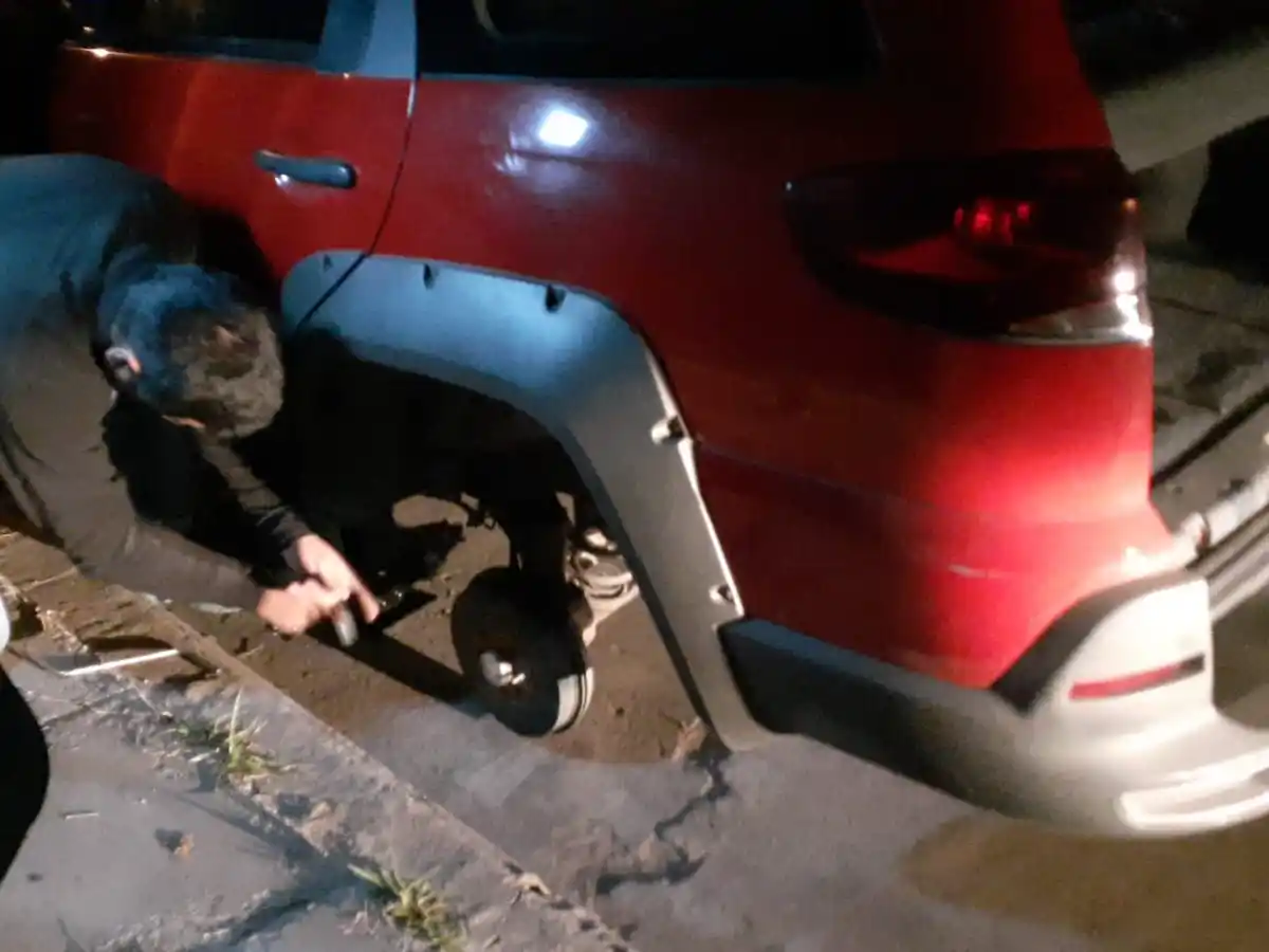 Le robaron la rueda del auto que había dejado estacionado en barrio Vélez Sarsfield