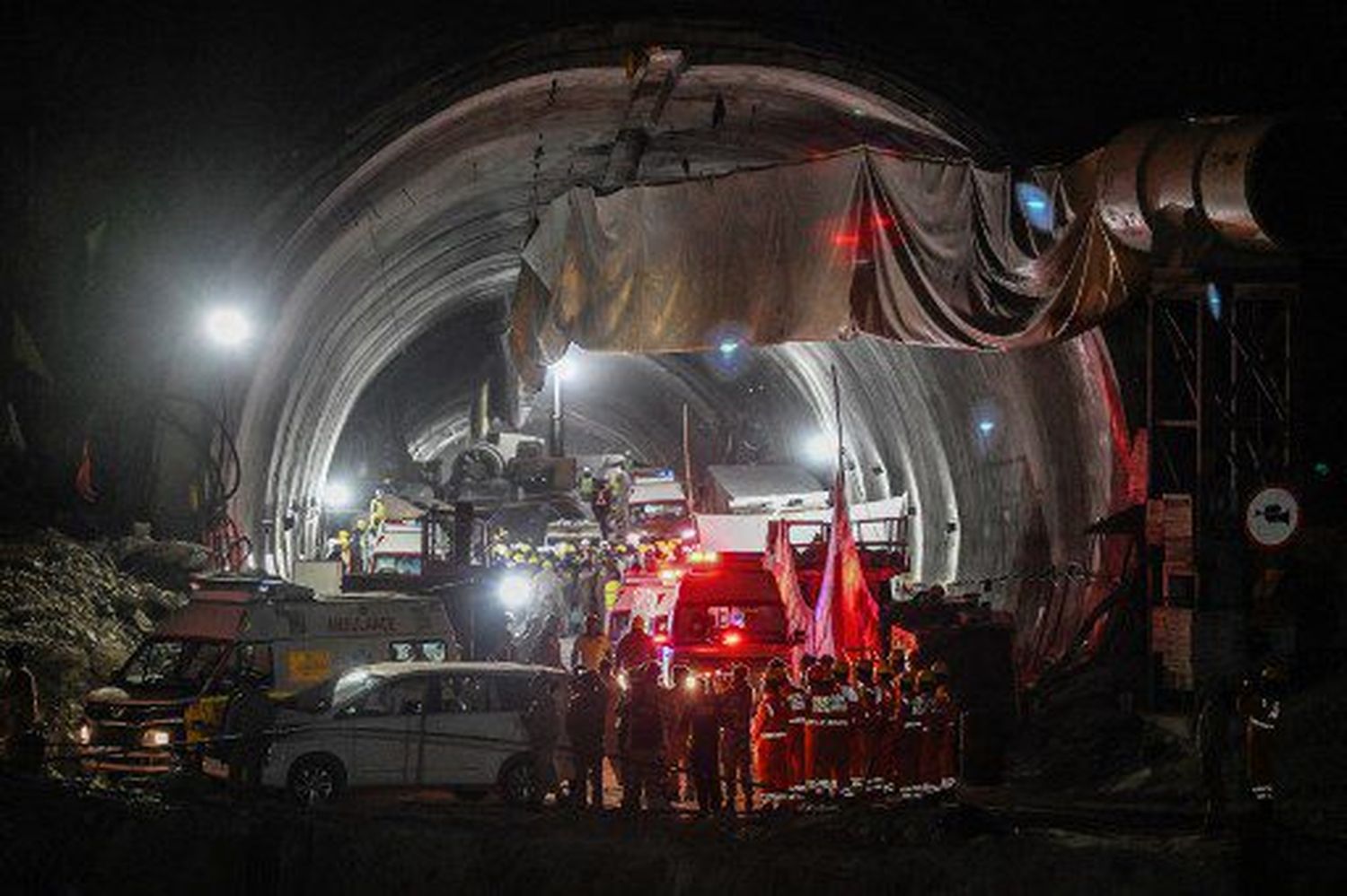 ¡SE ACABÓ LA AGONÍA! Rescatados 41 obreros atrapados en túnel de India