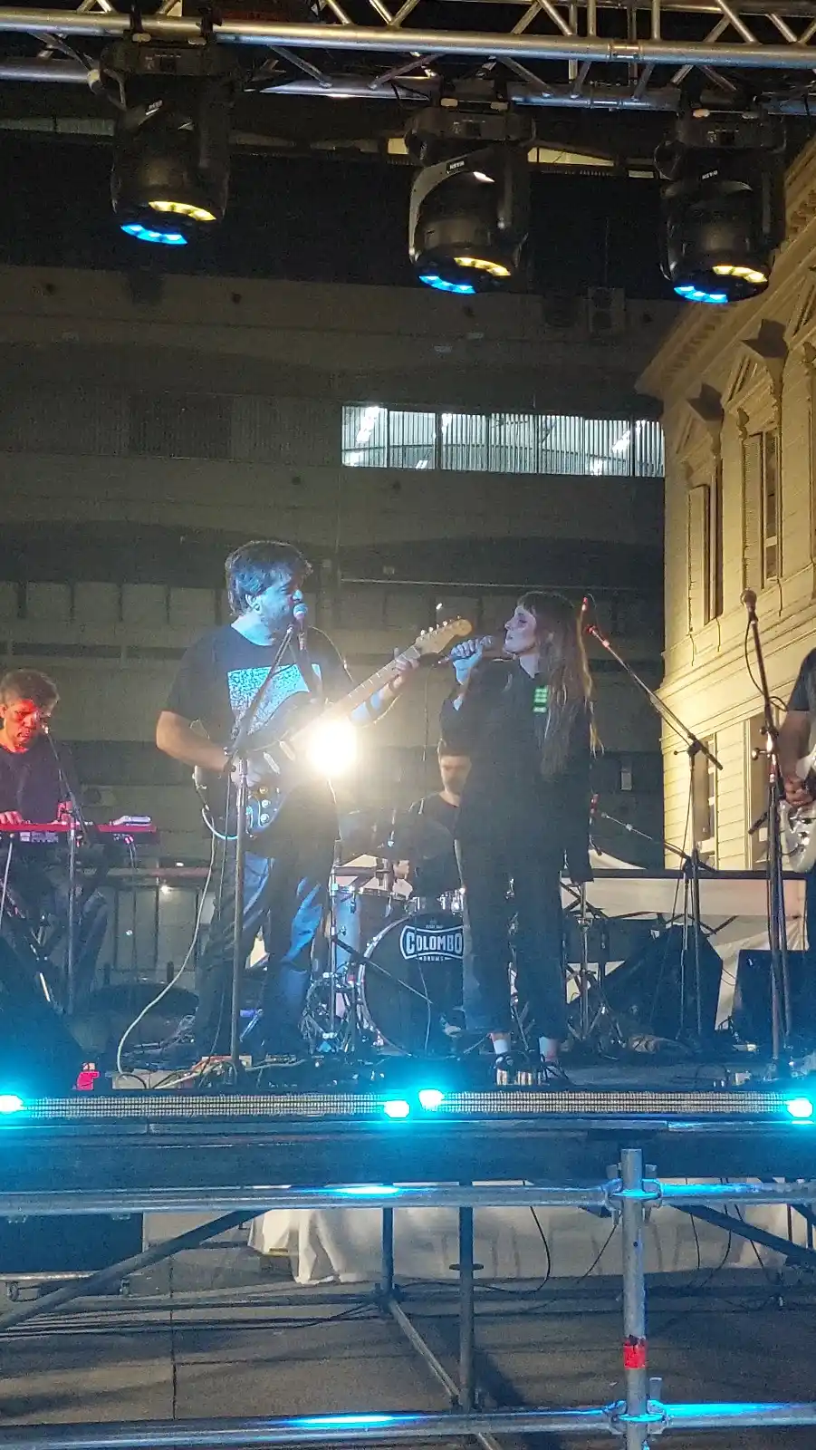 Carmen Sánchez Viamonte compartió escenario con Mostruo para cantar "Lento el Tiempo".