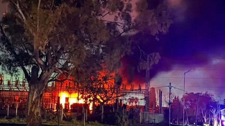 EDELAP emitió un comunicado luego de la explosión e incendio en una central eléctrica de La Plata.

Foto: Agencia NA (@Turcolibia)