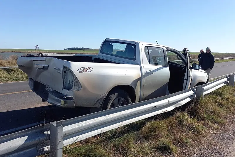 Choque entre camioneta y un camión: sin heridos