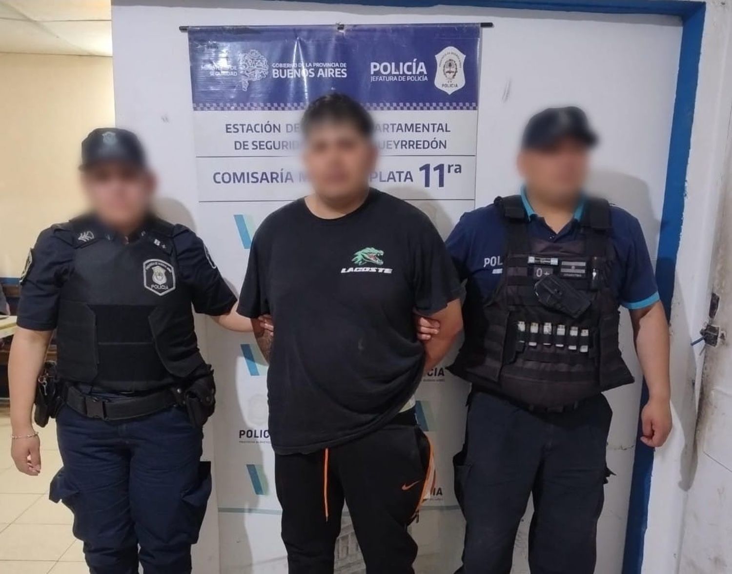 Atacó a policías con un fierro