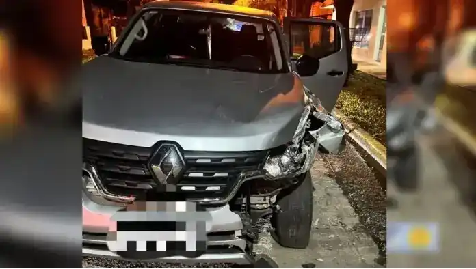 Conductor alcoholizado chocó un poste de luz: dijo que se quedó dormido