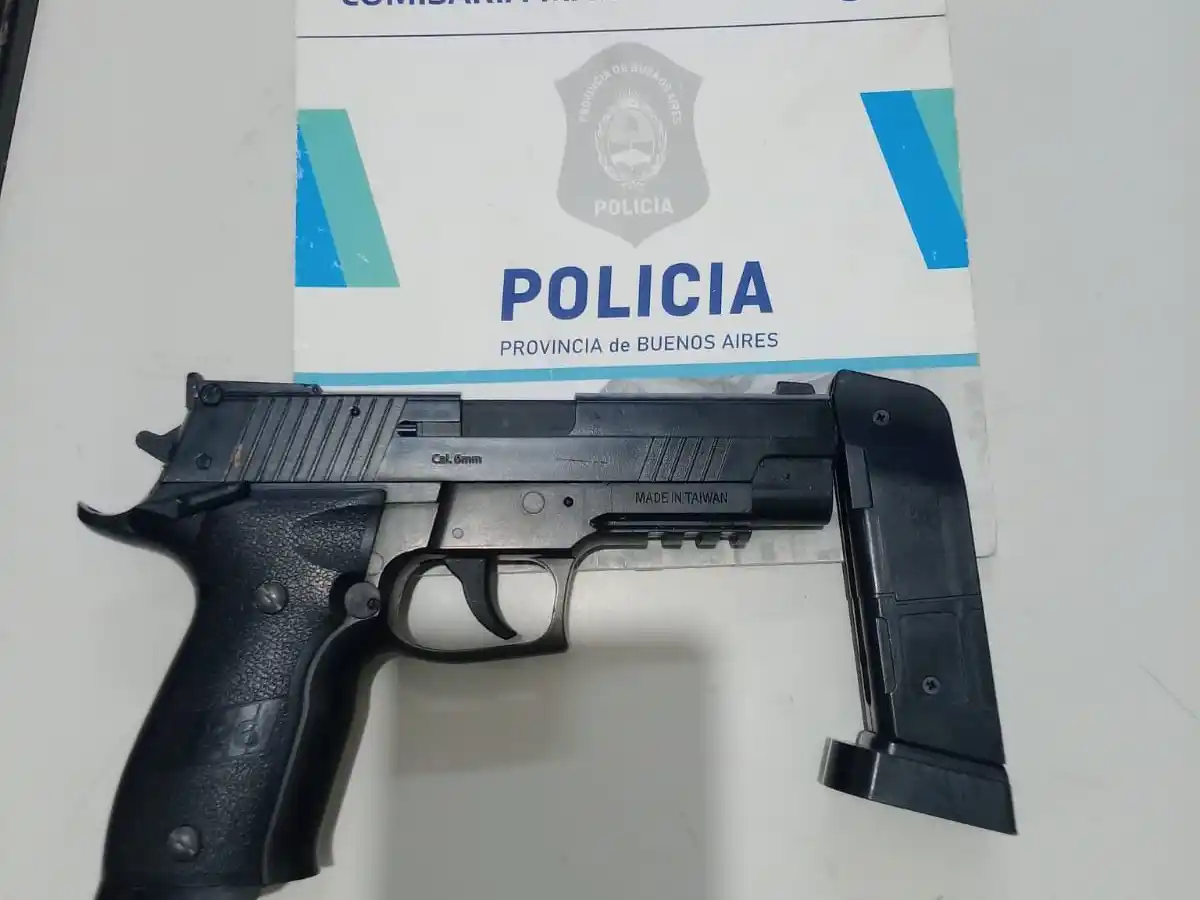 El episodio se inició cuando la víctima, un hombre de 59 años, alertó a efectivos sobre un grupo de jóvenes que momentos antes había intentado sustraerle su vehículo