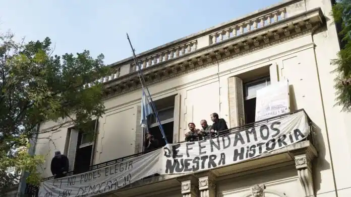 Grabois, detenido tras tomar el Instituto Perón