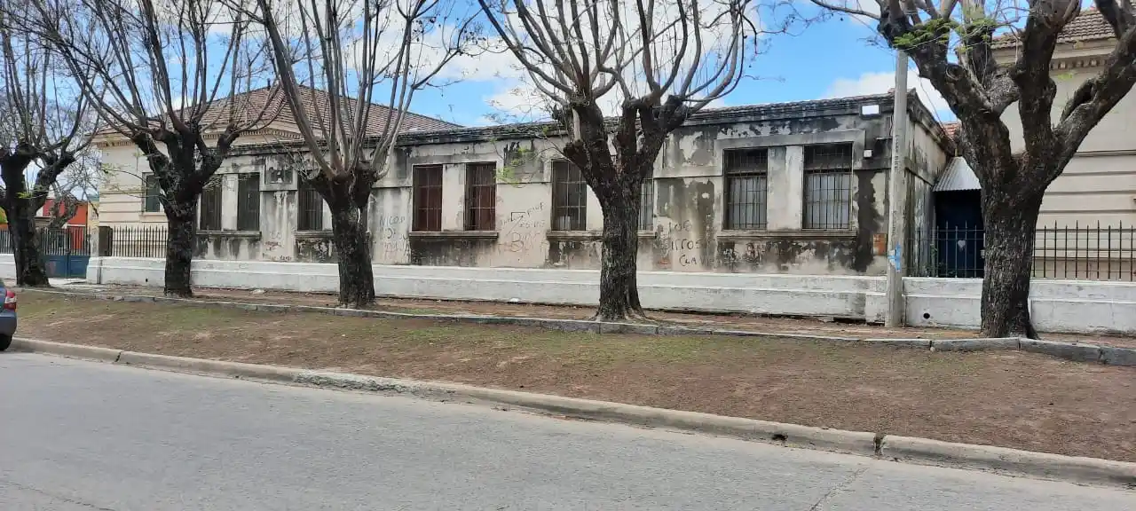 La directora de la primaria del Normal hizo su descargo por la mercadería tirada