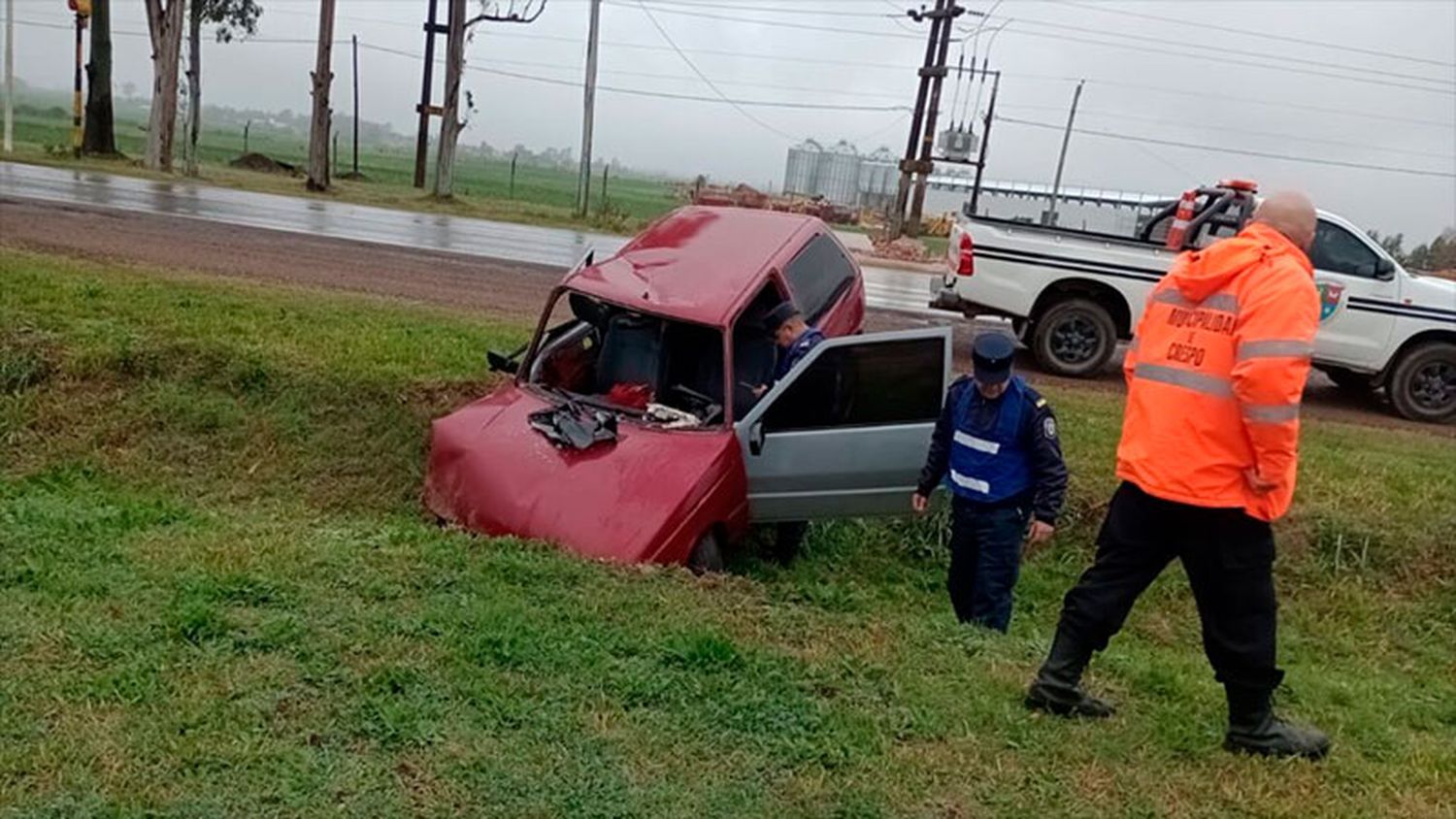 Un auto despistó y terminó en un zanjón a la vera de la ruta: hospitalizaron al conductor