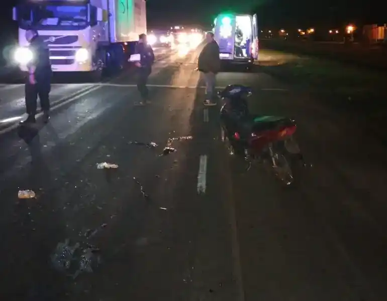 Villa Ocampo: choque fatal con un camión se cobró la vida de una joven que circulaba en moto junto a su hijo de 3 años