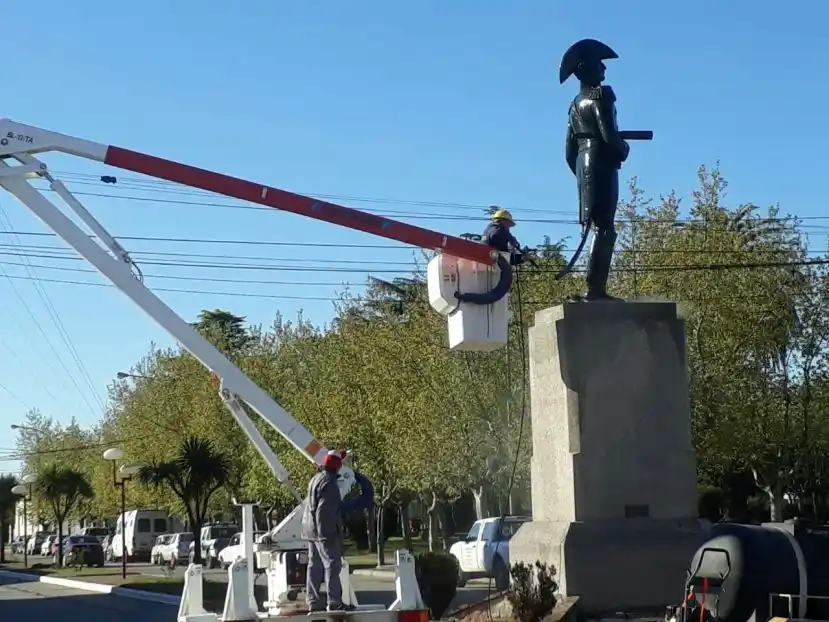 SAN CAYETANO: Tareas de conservación en el monumento a San Martín