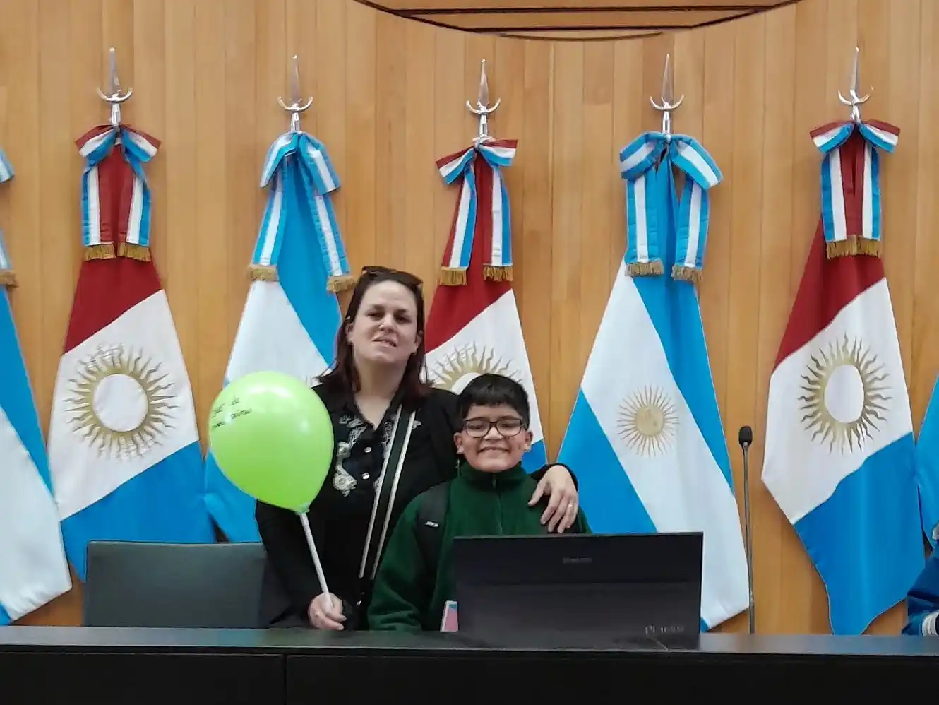 Bautista Arregui y la docente Macarena Guardiola.