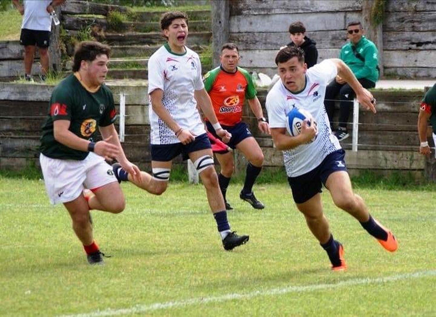 Ignacio Milesi marca su try frente a URNE.

Foto: Los Cardos PH