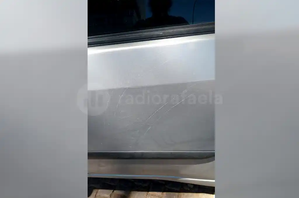 Dejó el auto estacionado en el centro y los “lavacoches” se lo rayaron