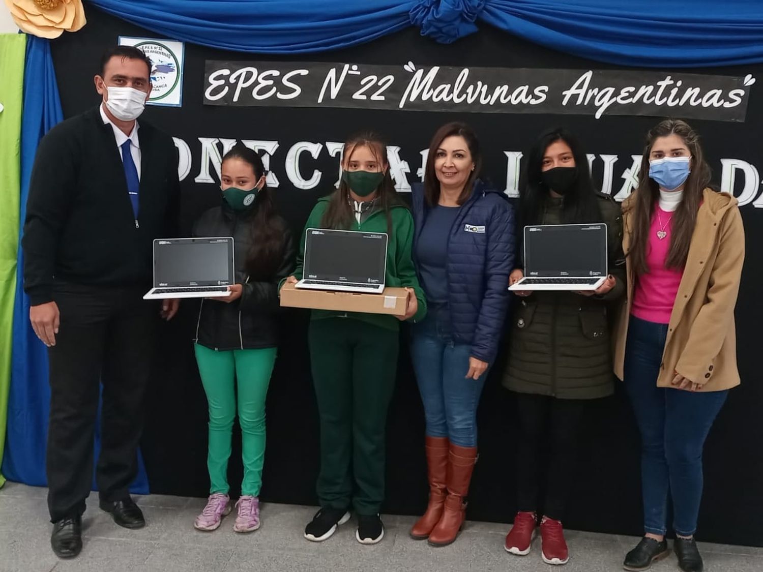 Nueva entrega de netbooks a la EPES N° 22 de Laguna Blanca