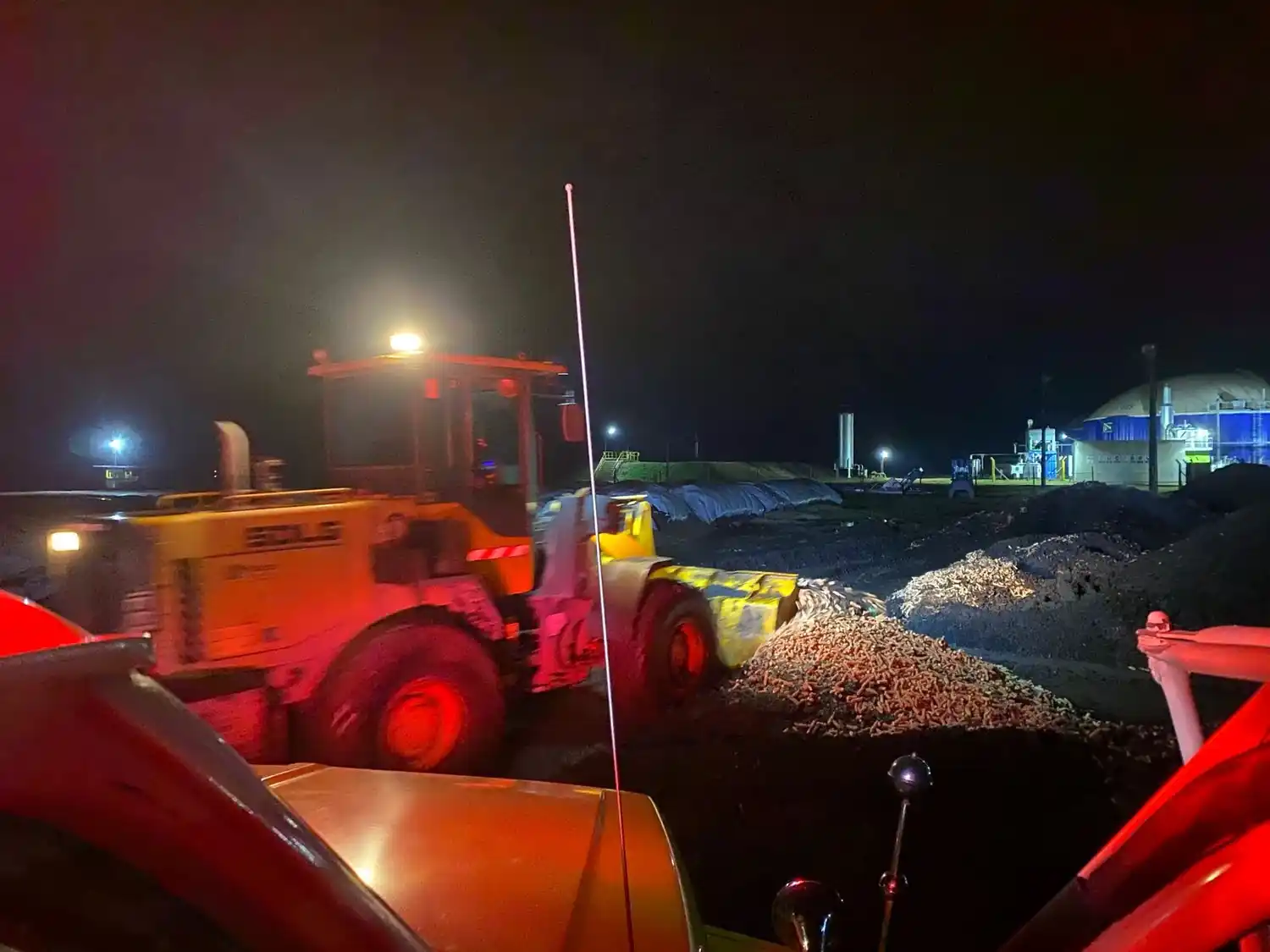 Maquinas de la empresa colaboraron en la sofocación del fuego. Crédito: Bomberos de Venado Tuerto.