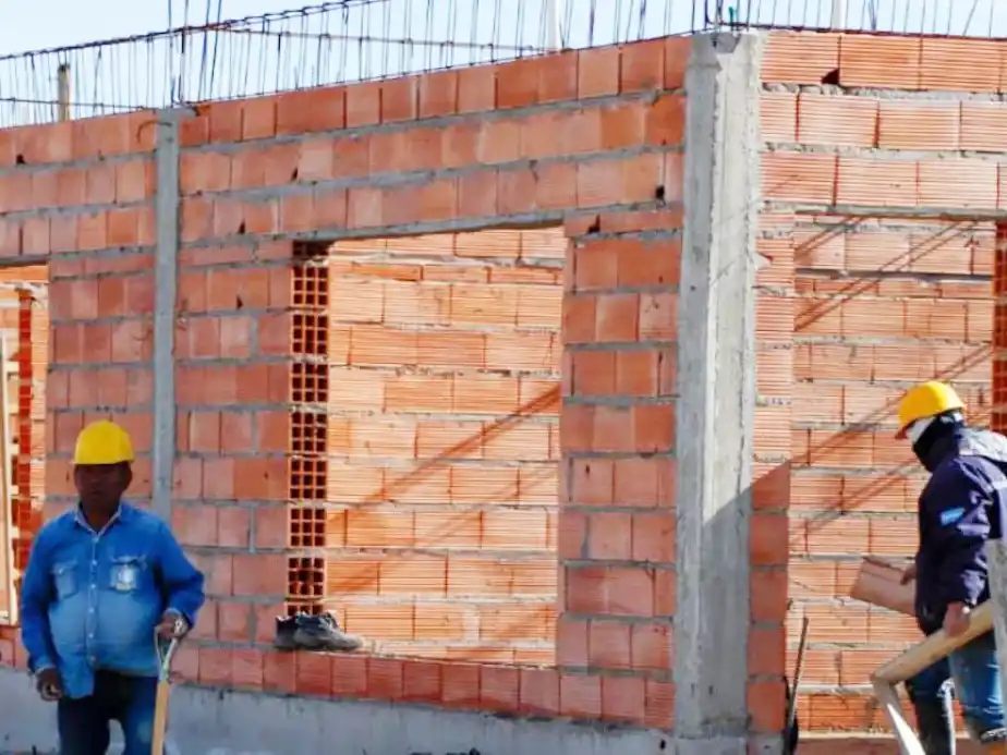 El Gobierno reestructura áreas y transfiere programas de vivienda a Obras Públicas