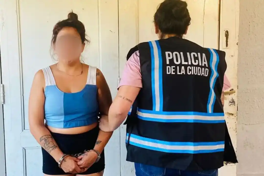 Efectivos de la Ciudad recuperaron 11 pedaleras y equipos de valor que le habían sido arrebatados al músico. Foto: Agencia NA/Policía de la Ciudad.