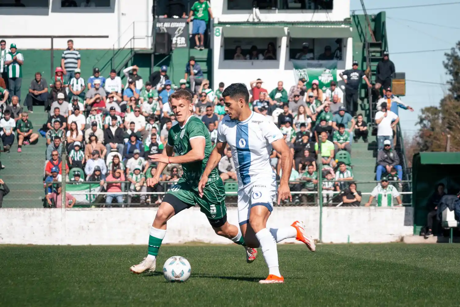Sebastián Jaurena ante la marca rival. (Foto: Prensa San Miguel)