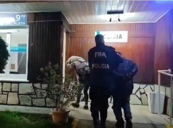 Una pareja de delincuentes: robaron una rueda del asiento trasero de un auto