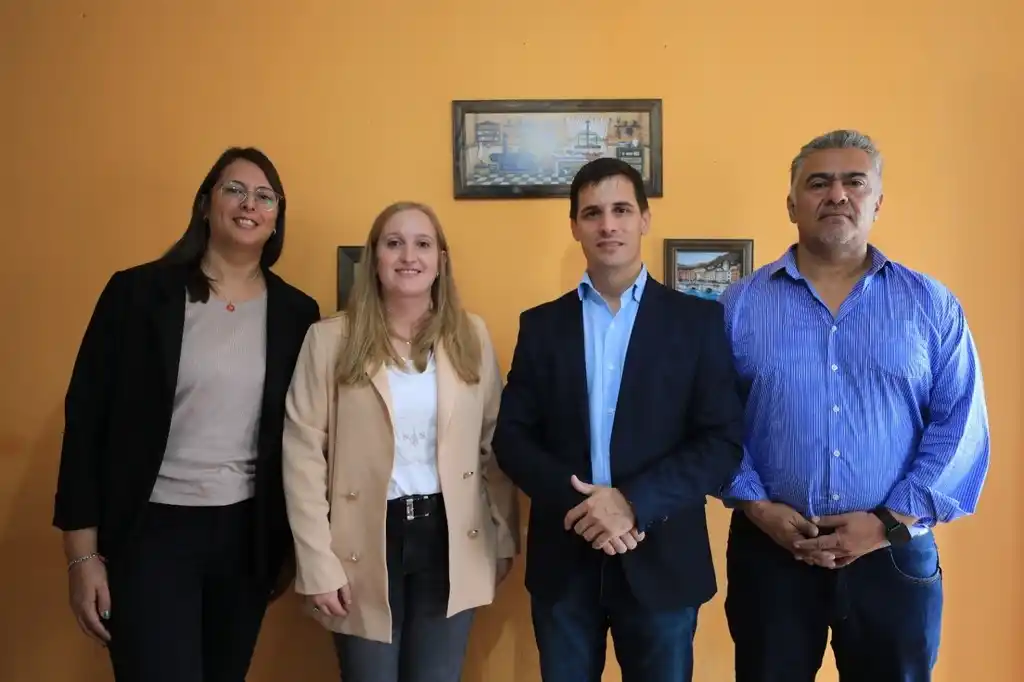 El intendente Viotti y la ministra Tejeda junto a integrantes del área social del municipio