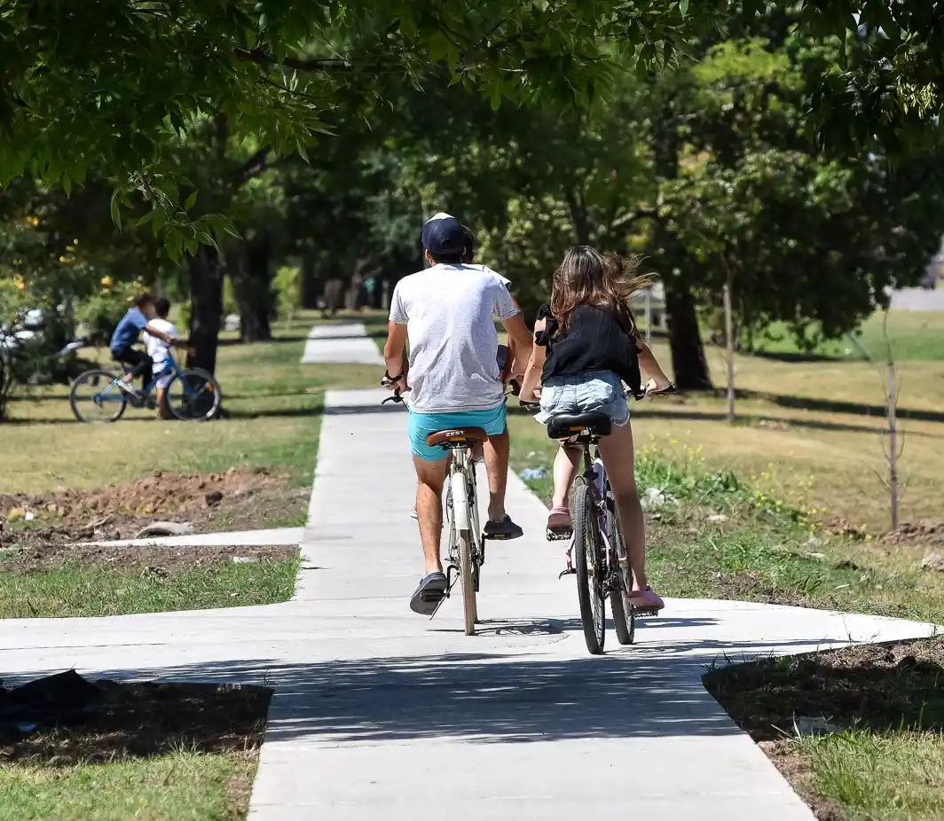 Ayer firmaron contrato: Construirán bicisendas en los bulevares centrales de Escribano, Yrigoyen y Perón