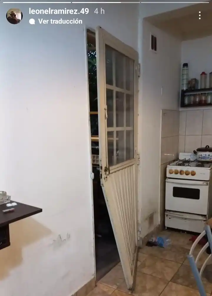 Los delincuentes forzaron la puerta trasera de su departamento con una barreta.